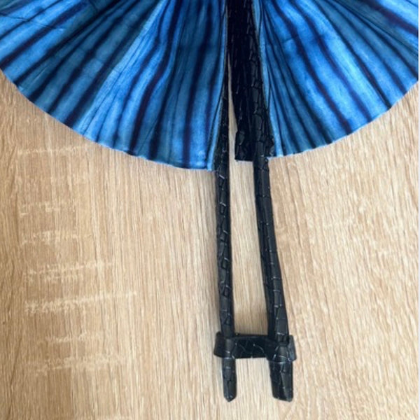 Éventail artisanal en leppi (textile guinéen)