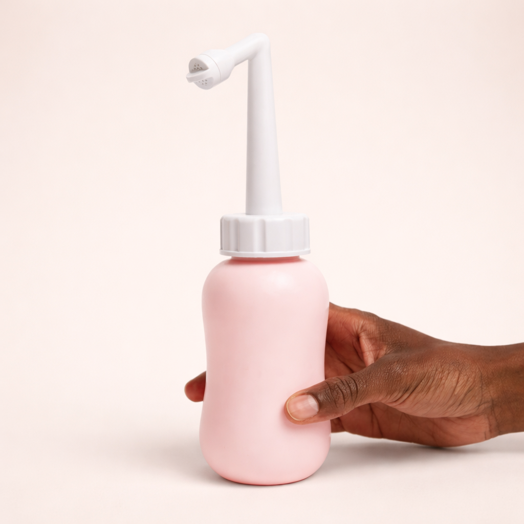 Douchette intime ergonomique pour l'hygiène et le soulagement de la zone intime après l'accouchement.