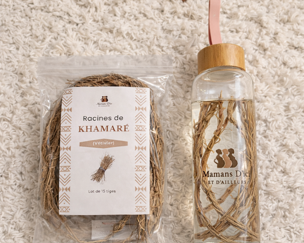 Gourde en verre de 500ml et racines de Khamaré (vétiver) pour infusion bien-être après bébé.